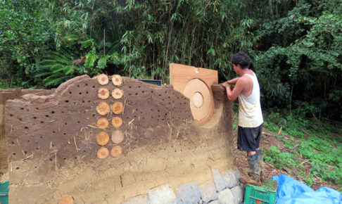 砂と粘土と藁で作るコブハウス
