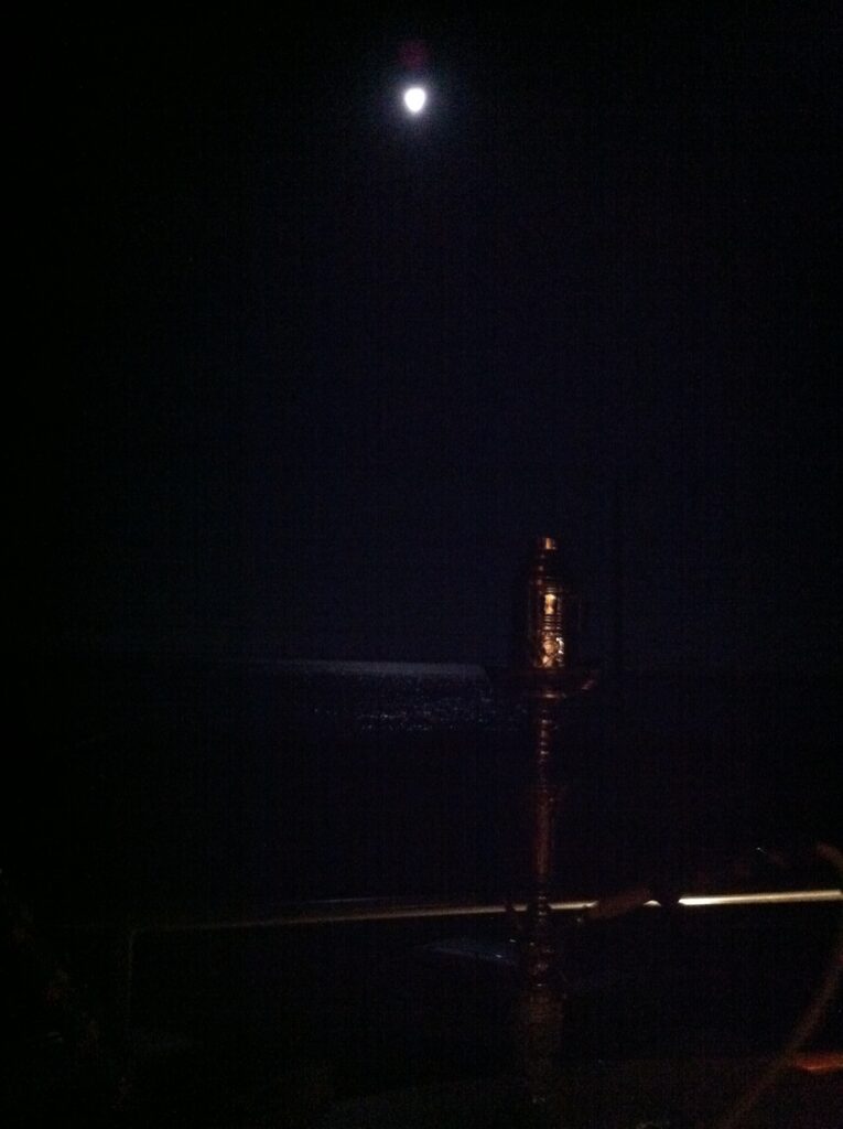 テラスから海に映る月明かりを眺め
